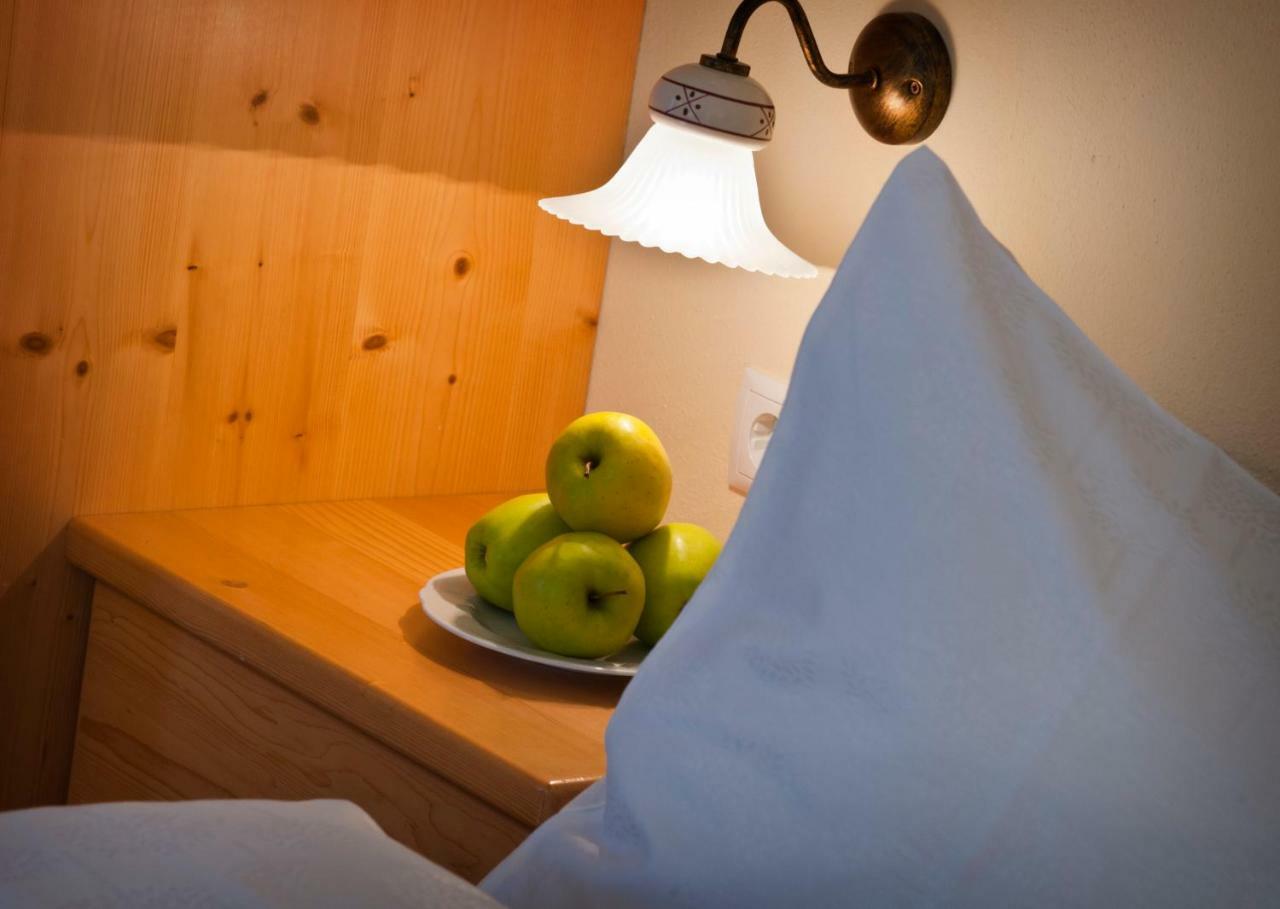 Hotel Weingut Klosterhof Caldaro Bagian luar foto